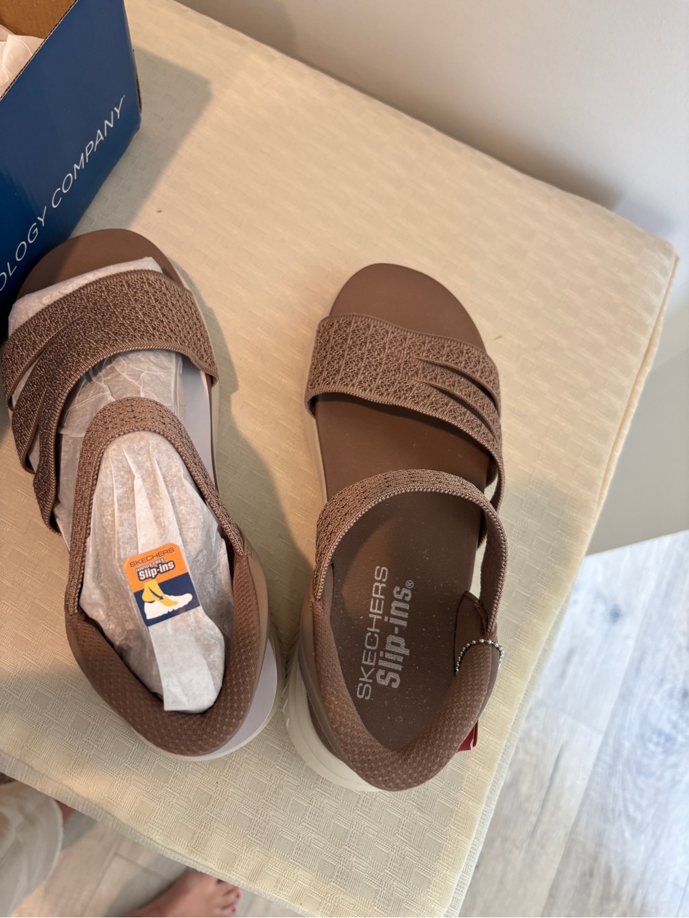 NWT Skechers Women's Brown Comfort Sandals with Elastic Straps 8W - Picture 4 of 5